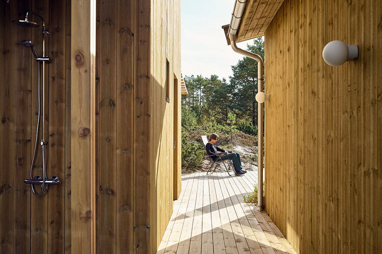 U dvorištu se nalazi mala kućna sauna, spoljni tuš i veliki prostor za odmor